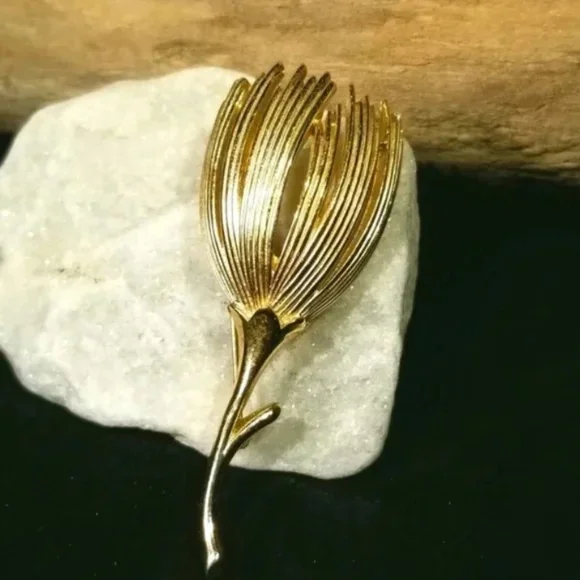 Trifari 1960s Tulip Flower Brooch - Picture 7 of 8